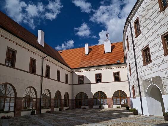 Soubor:Komorní Hrádek - dvůr.jpg