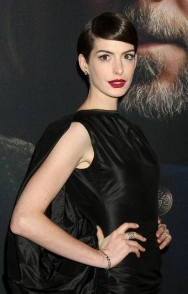 Oscarová Anne Hathaway je od rány: Nasypala paparazzovi na auto psí výkaly