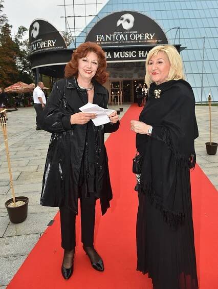 Na Fantomovi strašily i černé můry: Proč české krásky vyrazily na premiéru ve smutku?
