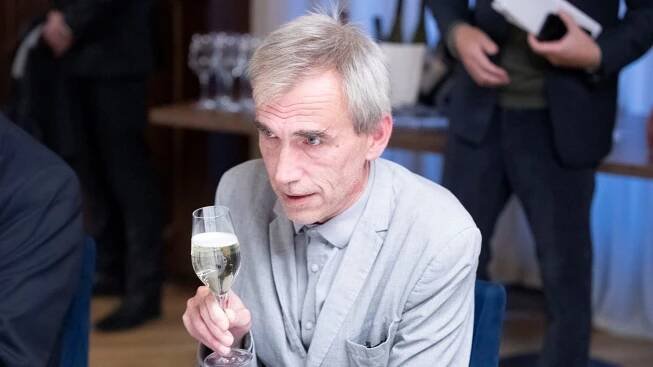 Lékař David dlouhodobě žije v Ostravě, kde působí v nemocnici i přednáší na vysoké škole. Zda se na Vánoce vídá s otcem, není známo.
