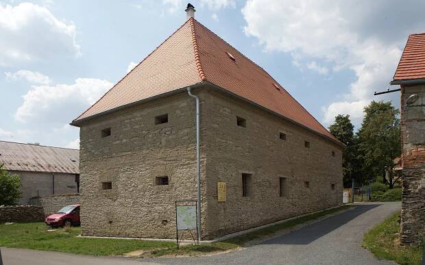 Barokní sýpku u Olomouce měli zbourat. Nadšenci z ní udělali tento skvost