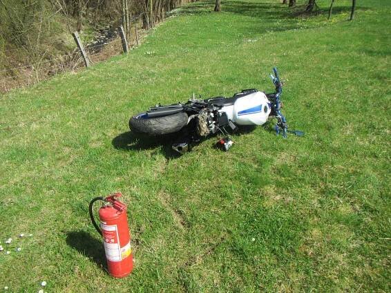 Motorkář sjel mimo silnici. Sanitka ho převezla do nemocnice - ZLIN.CZ