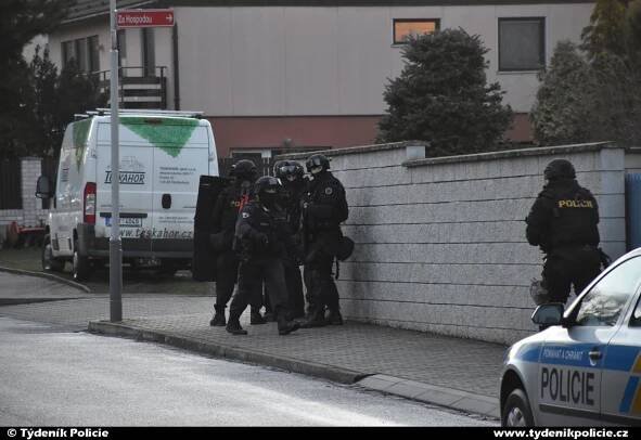 Muž měl střílet po své přítelkyni, když se zabarikádoval, musela dorazit zásahová jednotka | Týdeník Policie