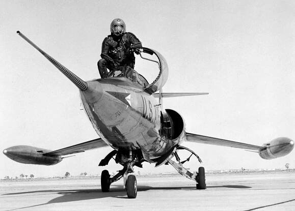 Soubor:Lockheed XF-104 060928-F-1234S-001.jpg