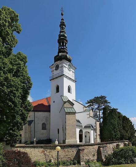 Súbor:Nove Mesto nad Vahom - Catholic Church.jpg