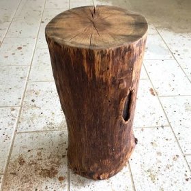 Dřevěný špalek sloužící jako noční stolek - KULHÁNEK zahradní nábytek