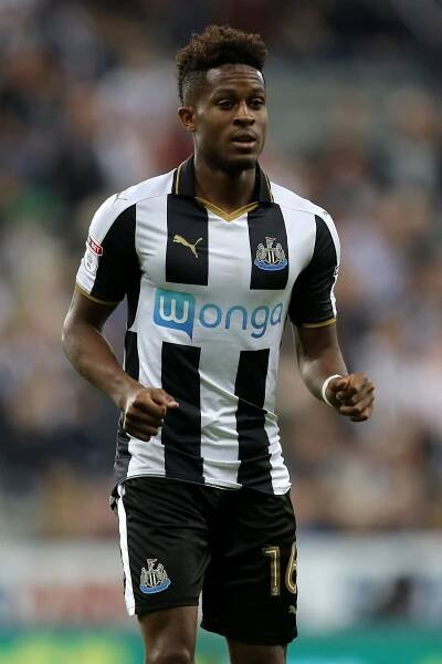 Rolando Aarons in Newcastle United uniform.