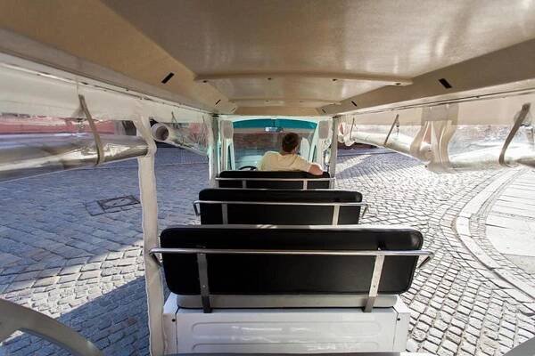osoba sedící v zadní části autobusu