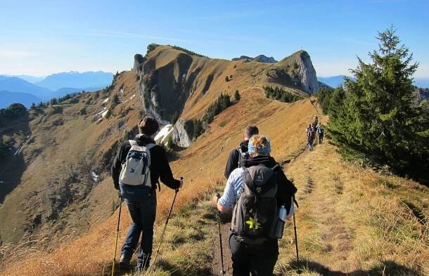 Wandergruppe beim Übergang von Brauneck zu Benediktenwand: Wandern zählt zu den beliebtesten Aktivitäten im Alpenraum. (Foto: Volker Eidems)