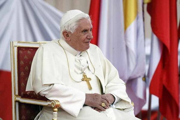 Papež  Benedikt XVI. naslouchá prezidentovu projevu.