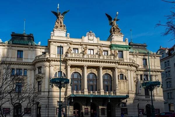 Divadlo na Vinohradech čeká rekonstrukce. Praha vypíše soutěž na jeho opravu