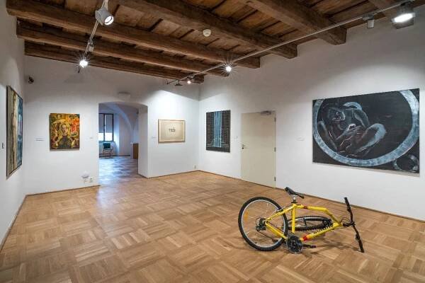 Jedno místo prázdné | Výstavy | GOČÁROVA GALERIE