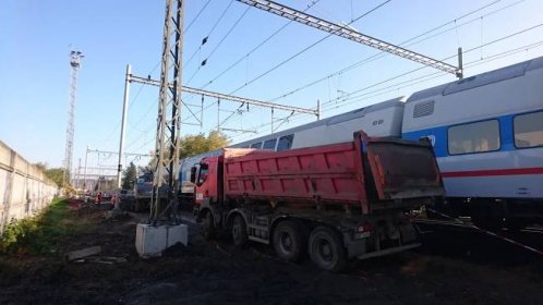 Srážka nákladního auta s jednotkou CityElefant v Poříčanech. Foto: Drážní inspekce