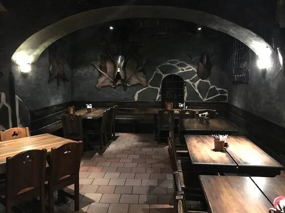 Zvěřinová hostina ve vyhlášené restauraci U Sádlů: kančí špíz i paštika