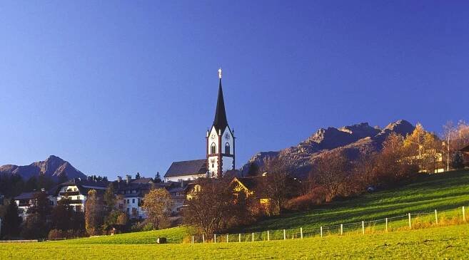 Blick auf Mariapfarr mit dem pägnanten Kirchturm