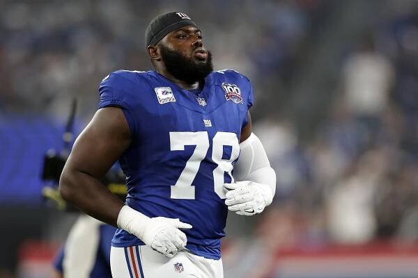 Andrew Thomas looks on during the Giants-Chiefs game on Sept. 21, 2025. 