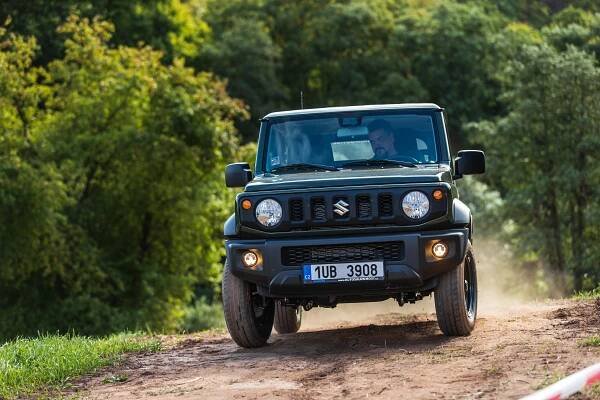 Odmocnina z Mercedesu G. Nové Suzuki Jimny dorazilo do Česka a míří z lesa do města
