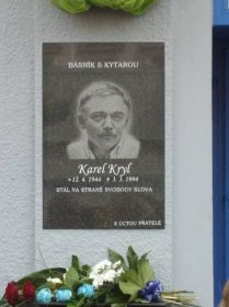 Soubor:Karel Kryl - memorial marker in Prague Letna.JPG