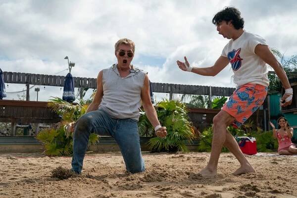 Cobra Kai - Pád na dno - Z filmu - William Zabka, Xolo Maridueña