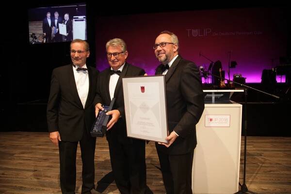 Jury-Mitglied Matthias Platzeck und TULIP-Initiator Stephan Goericke übergeben den Preis an Frank Michalak, Vorsitzender des Vorstandes AOK Nordost 