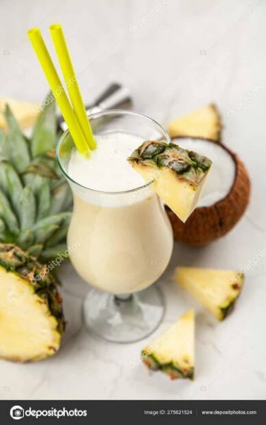 Stáhnout - Pina Colada koktejl na neutrálním pozadí — Stock obrázek