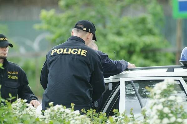 Na Jesenicku spadlo auto do rozbouřené řeky. Policisté pátrají nejen po autu, ale i jeho osádce