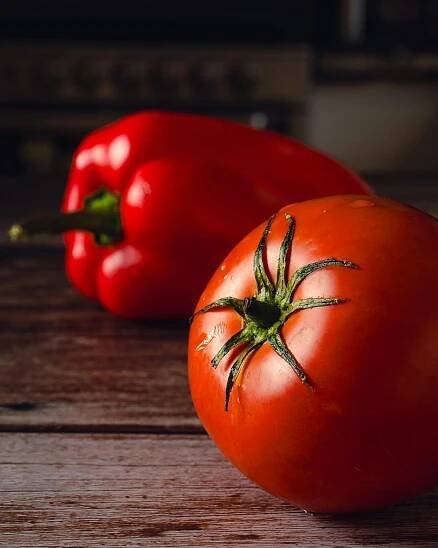 bezplatná Rustikální detail čerstvých rajčat a červené papriky na dřevěné pozadí. Základová fotografie