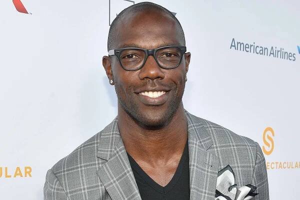 Former NFL Player Terrell Owens Filmed Punching Alleged Heckler Outside a CVS in California
