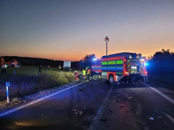 U Horního Benešova na Bruntálsku se auto střetlo s kamionem, řidič srážku nepřežil