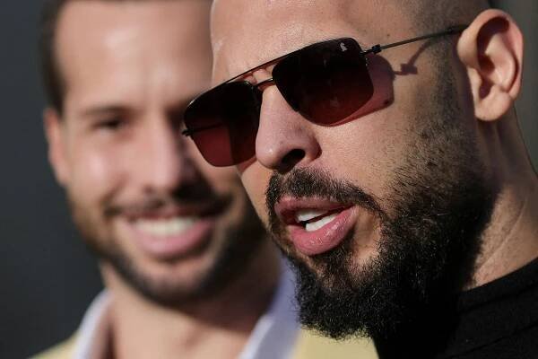 Influencer Andrew Tate ohrožoval ženy zbraní, škrtil je a znásilňoval, stojí v uniklých soudních dokumentech