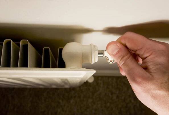 Odvzdušňovací ventil a klíček, použít lze též šroubovák (Foto: Shutterstock)