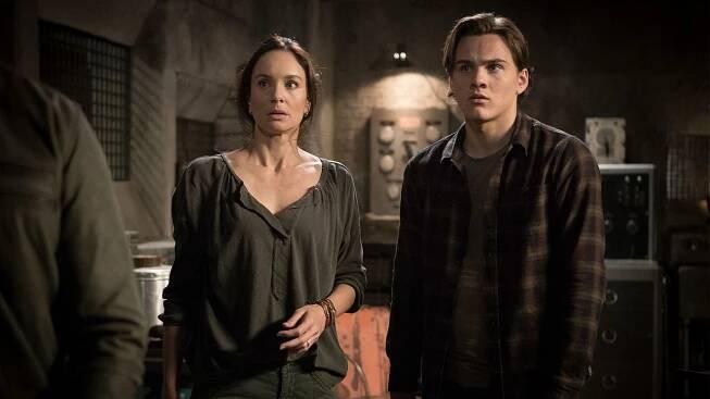 Okupovaná kolonie - Tamam Shud - Z filmu - Sarah Wayne Callies, Alex Neustaedter