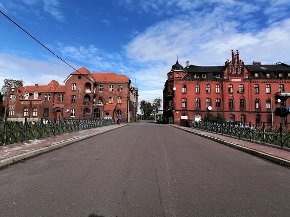 Přístav Kędzierzyn-Koźle, hlavní vstup do přístavu přes přístavní čtvrť