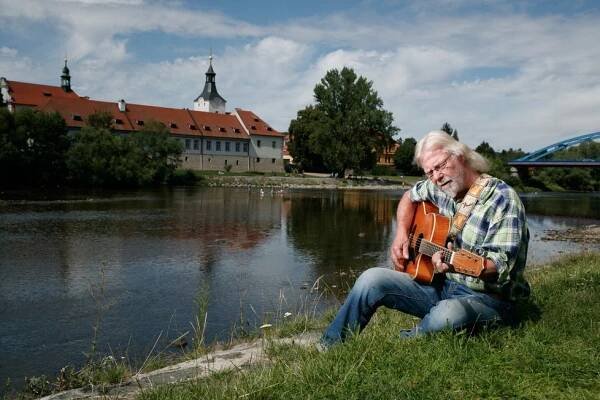 Je na útěku s „vandrákem“! Skladatel Tomáš Kympl chrlí hity mimo civilizaci