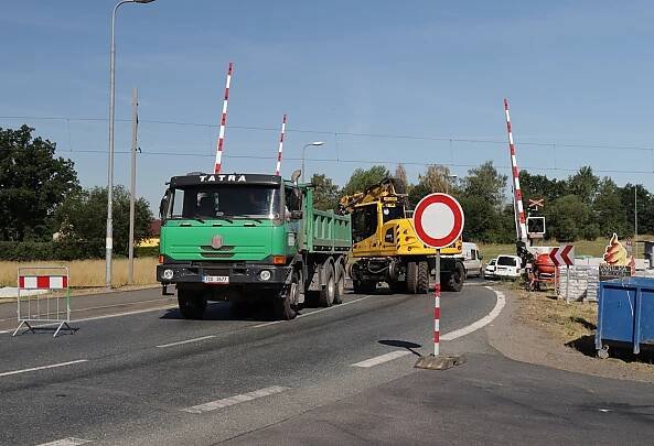Uzavřeno, objížďka. Chodovou Planou neprojedete, opravují zde železniční přejezd
