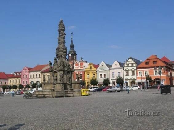 Chrudim –  morový sloup Proměnění Páně s Pannou Marií a kašnou