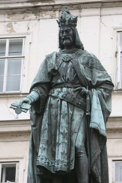Podcast: Karel IV. nebyl otec vlasti. Zadlužil české země a financoval parazity, říká Vondruška