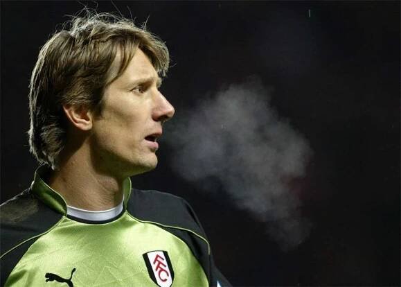 13. Edwin van der Sar (Nizozemí) Od chvíle, kdy Manchester United opustil Peter Schmeichel, se v týmu vystřídalo jedenáct gólmanů. V roce 2005 však přišel za dva miliony liber z Fulhamu Nizozemec Edwin van der Sar a rezervoval si místo mezi tyčemi jen pro sebe. Po šesti sezonách na Old Trafford se v roce 2011 loučil holandský brankář jako čtyřicátník a klubová legenda. S Rudými ďábly vyhrál čtyřikrát anglický titul a jednou Ligu mistrů. To se mu podařilo dvakrát v kariéře – poprvé to dokázal v dresu Ajaxu Amsterdam. V Holandsku málokdo pochybuje o tom, že je Van der Sar historicky nejlepším brankářem země. Dodnes drží rekord v počtu reprezentačních zápasů bez inkasované branky. Ze 130 utkání, do nichž nastoupil, to zvládl v 71 případech. V letech 2008 až 2009 překonal rekord Petra Čecha v počtu minut bez obdržené branky v ligových zápasech. Jeho bezgólová šňůra trvala 1311 minut a dosud ji nikdo v Premier League nepřekonal.