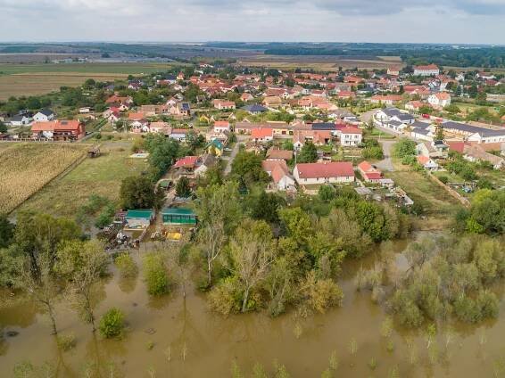 Dyje přetlačuje říčku Jevišovku. Podívejte se na působivé záběry z výšky