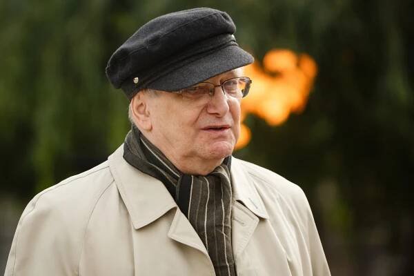 Jiří Suchý zoufale shání peníze pro Semafor. Mj. nabízí Předražené vstupenky