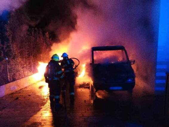 Noční požár v Rosicích zničil dvě auta a poškodil dům. Škoda je devět set tisíc