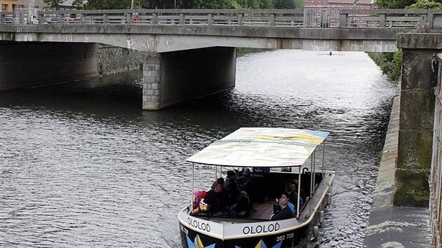 Novinkou turistické sezony 2015 jsou v Olomouci vyhlídkové plavby po řece Moravě plavidlem nesoucím název Ololoď.