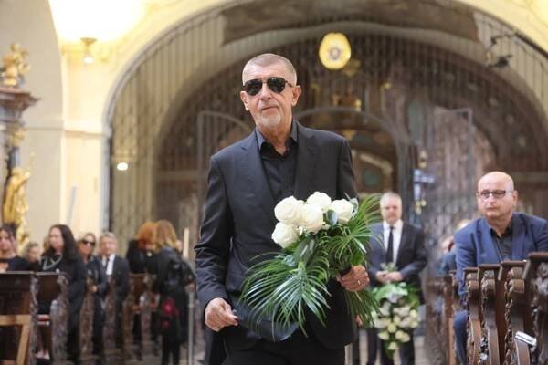 FOTO: Bývalý premiér Andrej Babiš na pohřbu Vaše Patejdla. – stránka 99