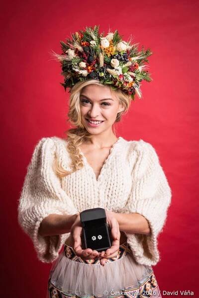 narodni-kostym-rodna-hrouda-narodni-dar-nausnice-s-vltavinem-lucy-diamo