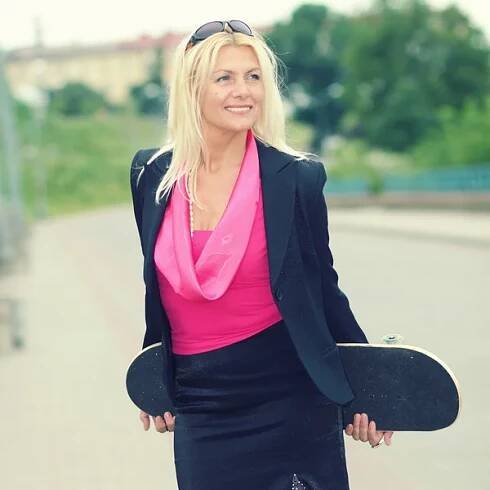 Vedoucí obchodnice s skateboard — Stock obrázek