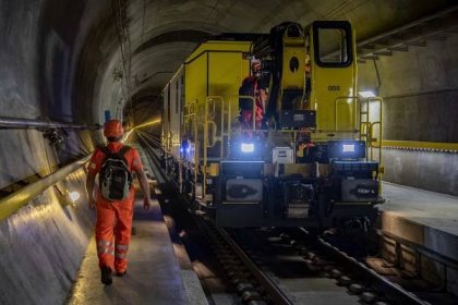 Do Gotthardského tunelu se vrátily nákladní vlaky, vykolejené vozy musí rozebrat na místě