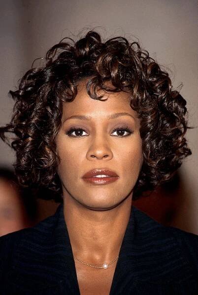 Exkluzivně: Líbí se jí, jak se oblékají čeští muži. Dvojnice Whitney Houston míří znovu do Česka. Co na podobu říkáte?