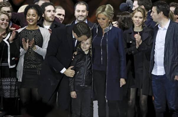 „Nejsme běžný pár“. Macron slavil s o 25 let starší manželkou, líbal její vnučku