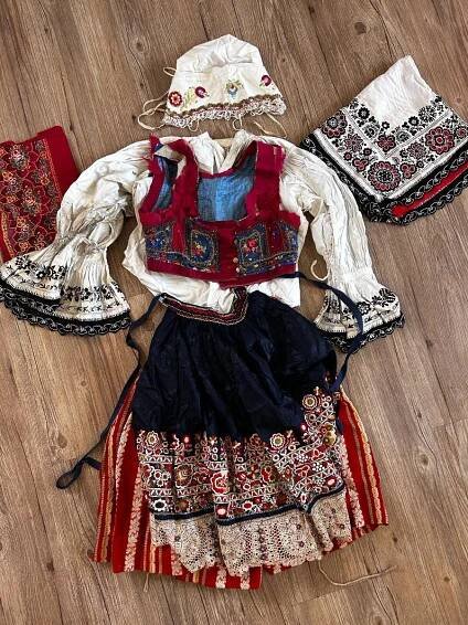 Starý dámský kroj