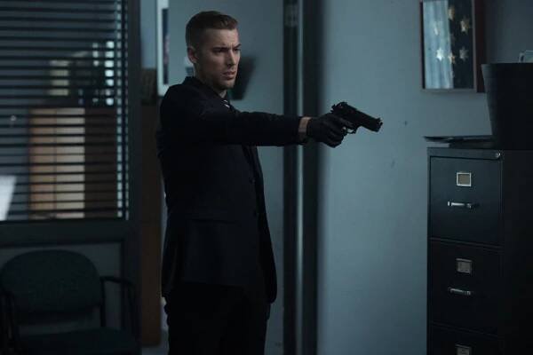 Dirk Gently's Holistic Detective Agency - Two Sane Guys Doing Normal Things - Z filmu - Dustin Milligan